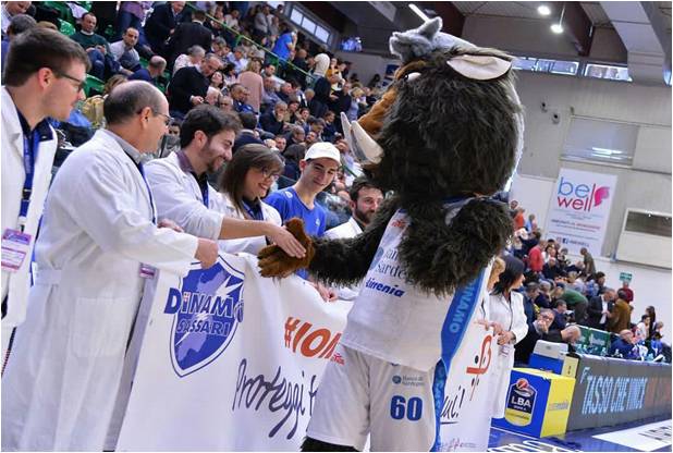 <b>La mascotte della Dinamo e gli operatori sanitari durante il <i>Flashmob.</i></b>